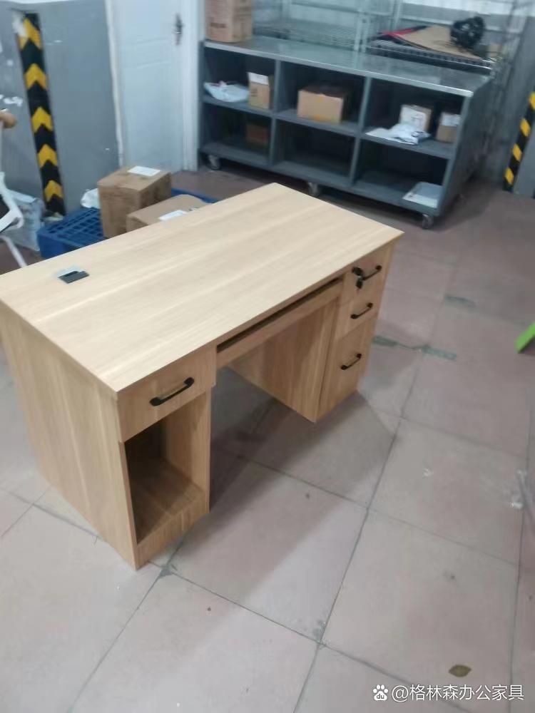 工厂直销办公家具 实拍木质办公桌，品质看得见